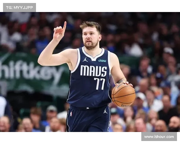 NBA暴扣集锦：看篮球巨星如何用力量与技巧征服篮筐